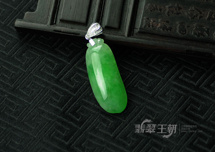 糯冰种阳绿缅甸翡翠满绿福瓜挂件