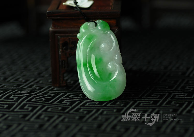 糯冰种翠色缅甸翡翠如意挂件