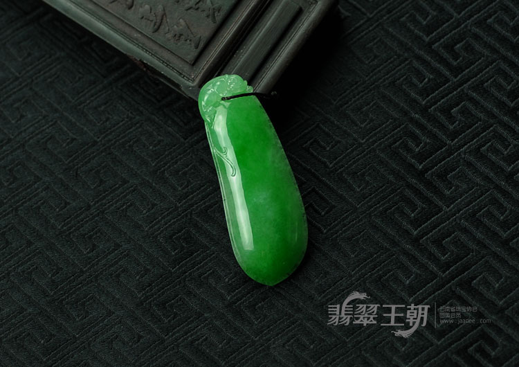 糯冰种阳绿缅甸翡翠满绿福瓜挂件