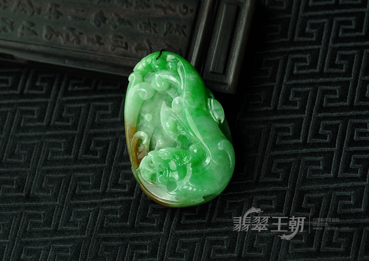 糯冰种黄加绿缅甸翡翠草龙挂件