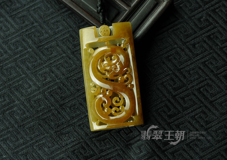 糯冰种红黄翡缅甸翡翠龙挂件