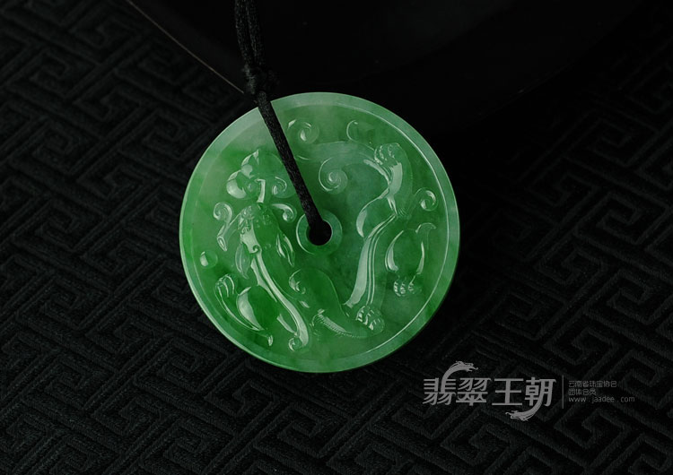 高冰种阳绿满绿缅甸翡翠龙行天下挂件