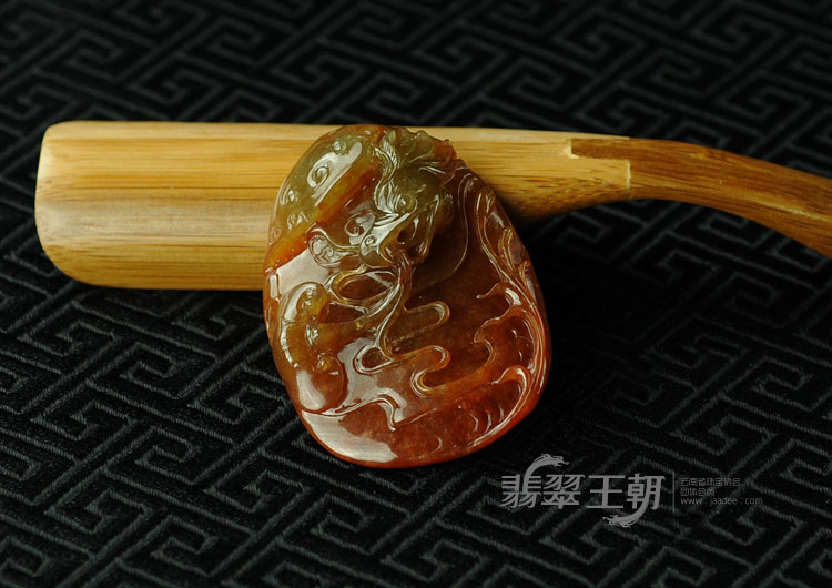 糯冰种红翡缅甸翡翠鹦嘴兽挂件