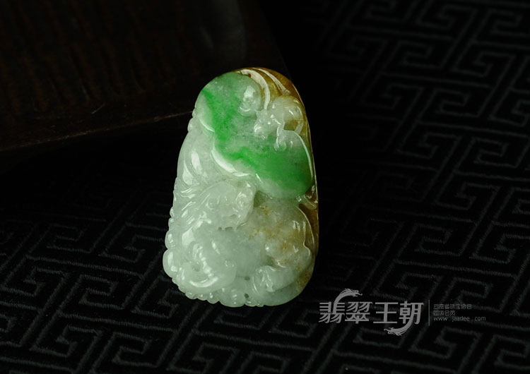 糯冰种黄加绿缅甸翡翠狮威如意挂件