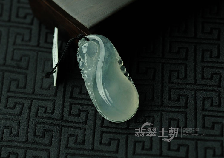 冰玻种略飘花缅甸翡翠福瓜挂件