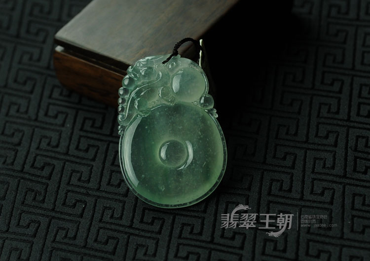冰玻种略飘花缅甸翡翠福在眼前挂件