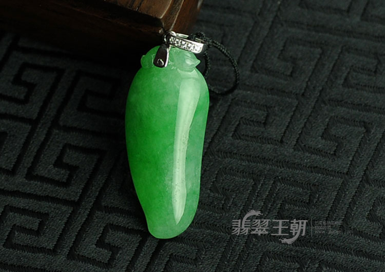 糯冰种阳绿满绿缅甸翡翠福瓜挂件