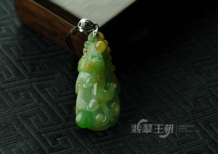 糯冰种黄加绿缅甸翡翠草龙挂件