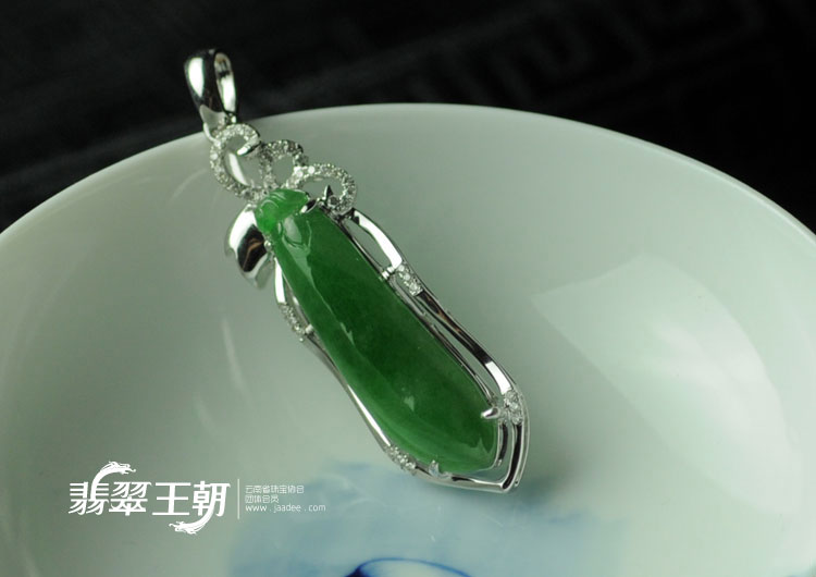 糯冰种正阳绿满绿包白金缅甸翡翠福瓜挂件