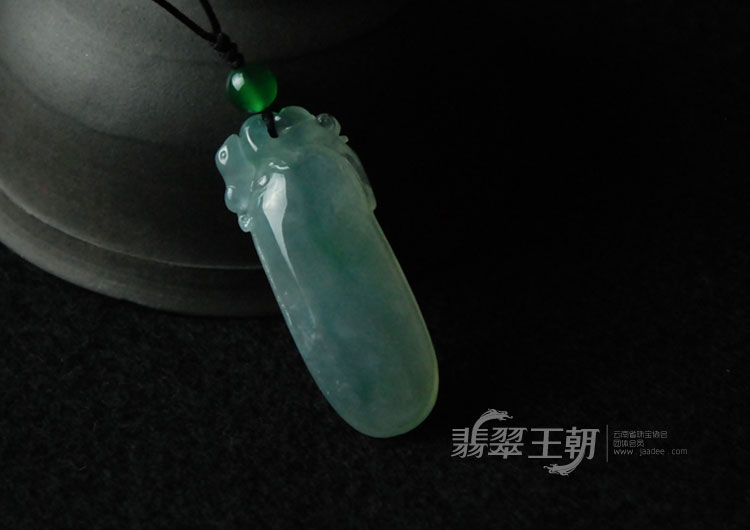 冰玻种飘翠缅甸翡翠福瓜挂件