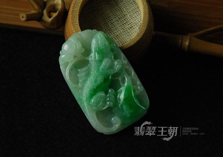 糯冰种翠色缅甸翡翠今非昔比挂件