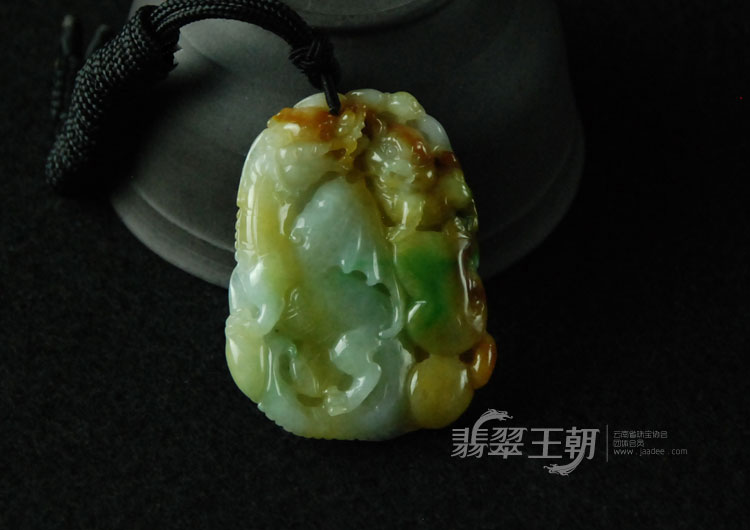 细糯种三彩缅甸翡翠貔貅飞龙挂件