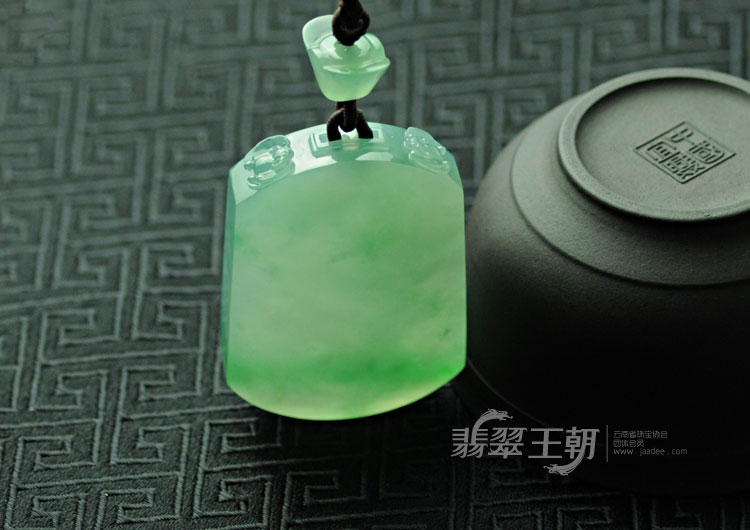 冰玻种飘翠缅甸翡翠子冈牌挂件