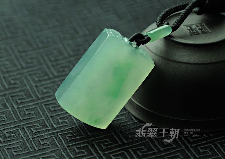 冰玻种飘花缅甸翡翠子冈牌挂件