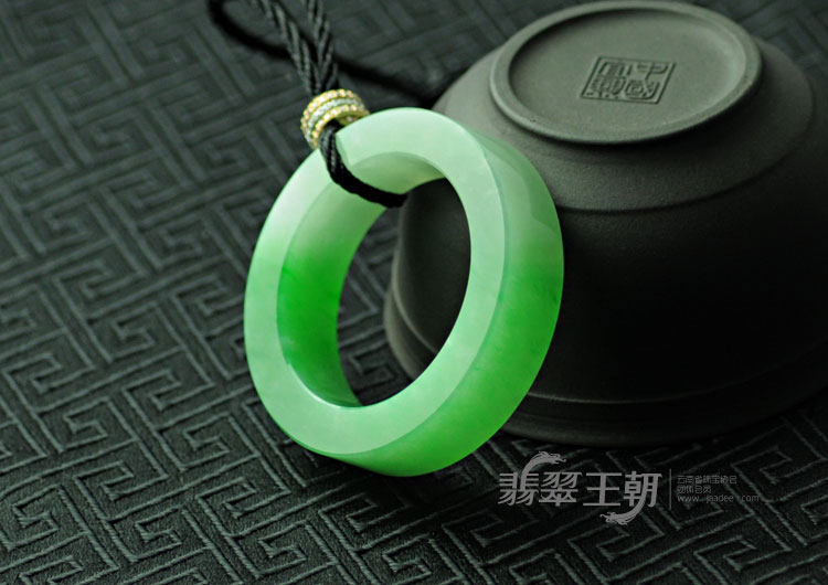 糯冰种阳绿缅甸翡翠挂环挂件