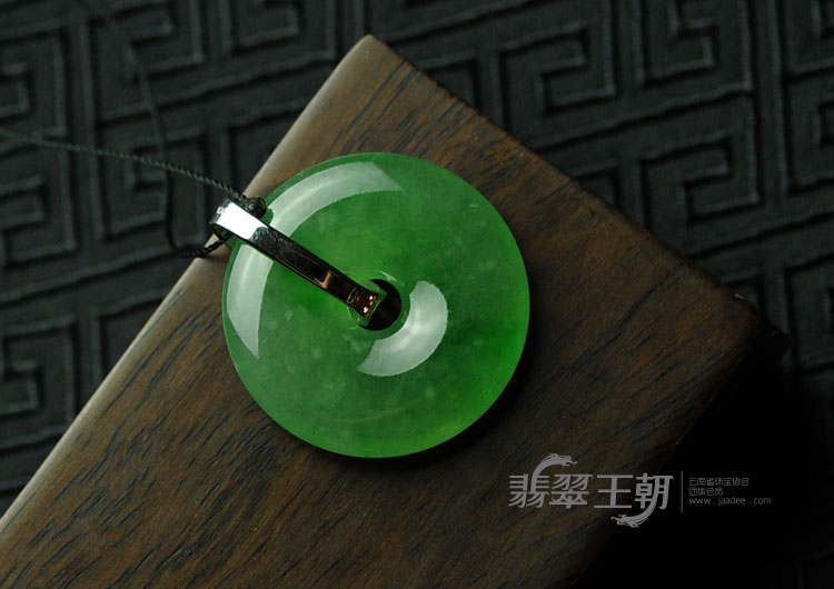 冰玻种阳绿飘翠镶白金缅甸翡翠平安扣