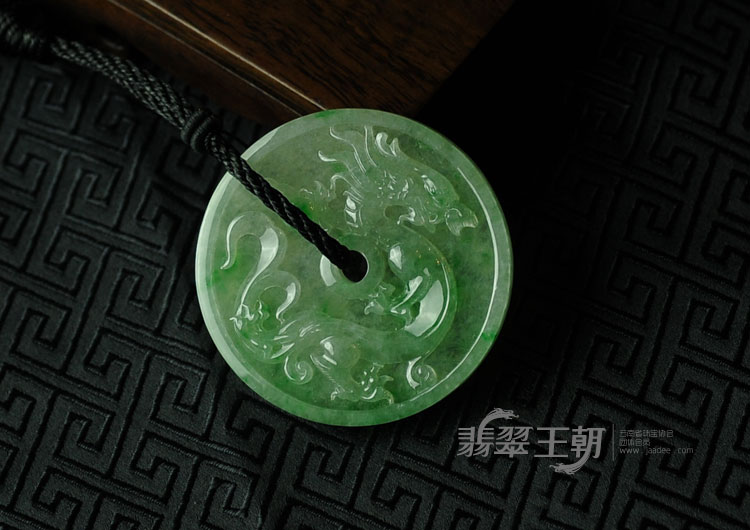 冰种阳绿飘翠缅甸翡翠龙牌挂件