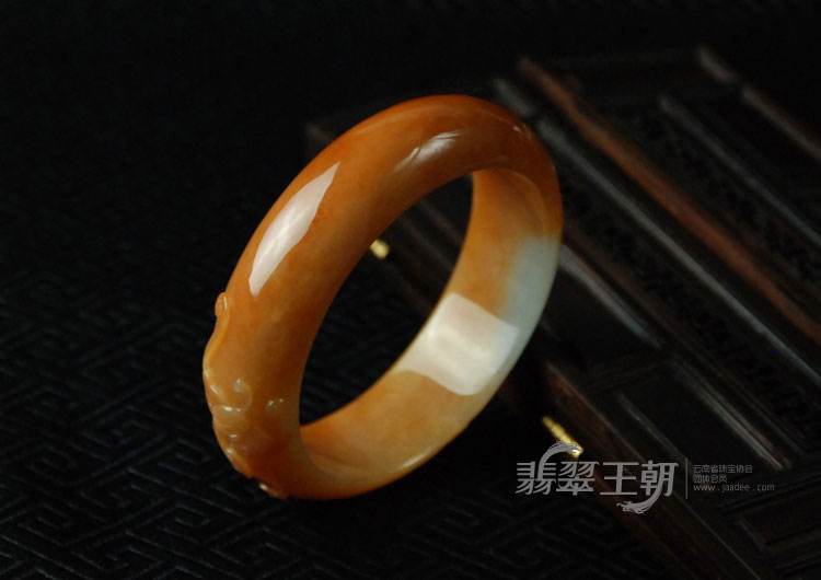 糯冰种红翡缅甸翡翠福瑞雕花镯（57.9）