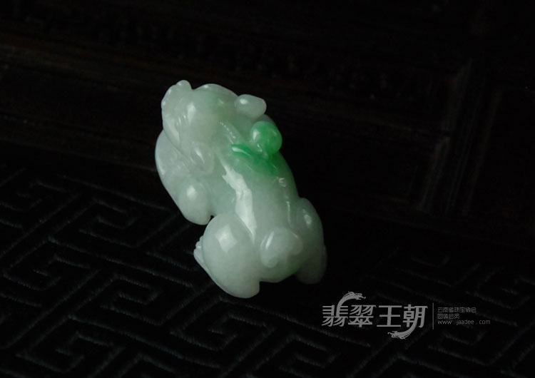 糯冰种翠色缅甸翡翠貔貅挂件
