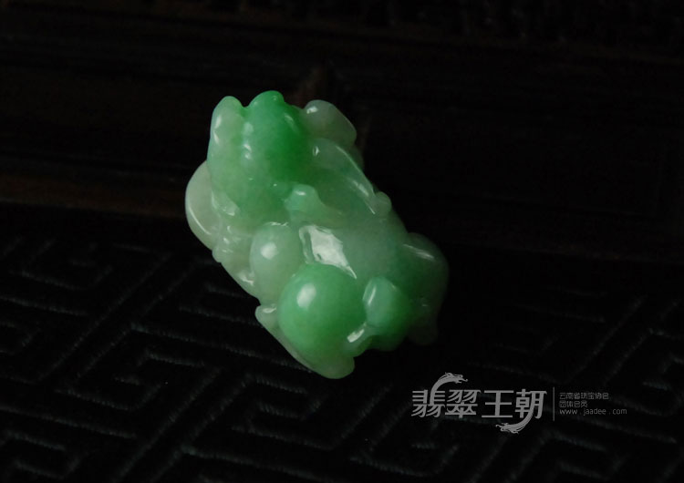 糯冰种翠色缅甸翡翠貔貅挂件
