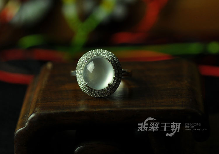 玻璃种强莹光缅甸翡翠戒指