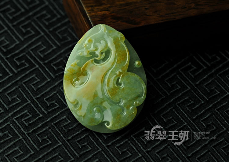 糯冰种晴水黄翡缅甸翡翠龙凤牌挂件