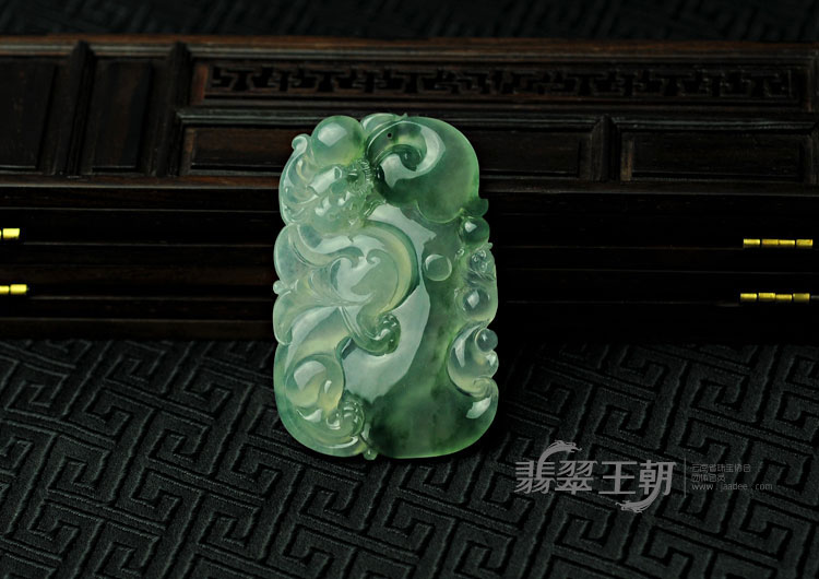 冰玻种飘花缅甸翡翠龙牌挂件