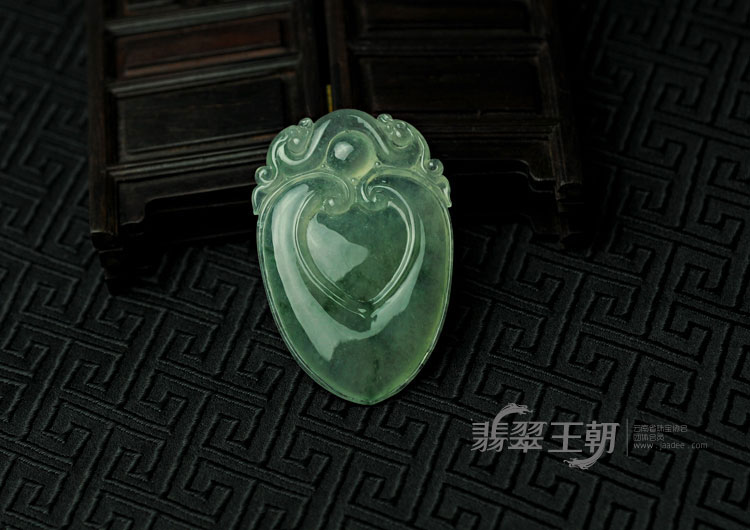 冰玻种飘花缅甸翡翠双龙戏珠挂件