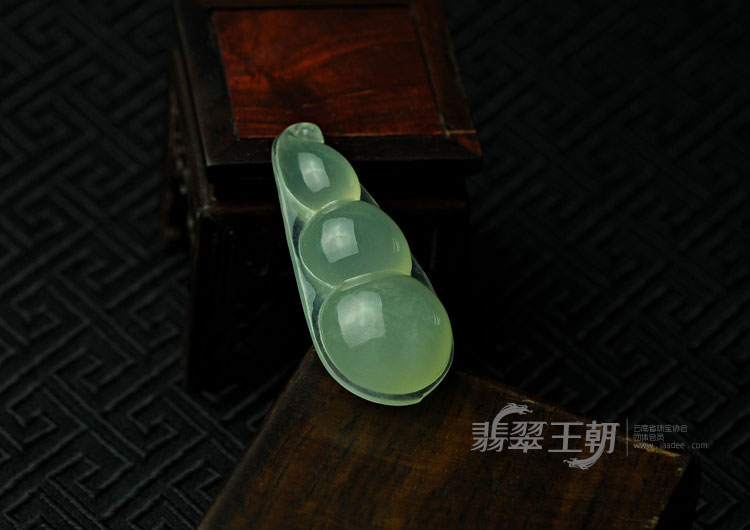 冰种晴水缅甸翡翠四季财豆挂件