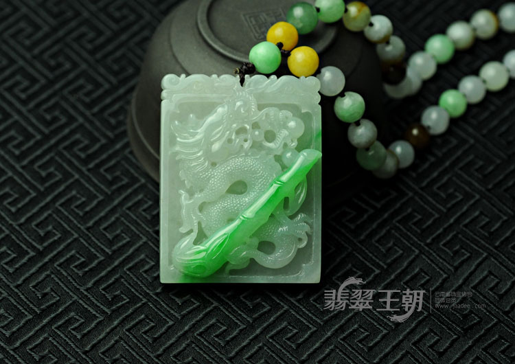 糯冰种翠色缅甸翡翠龙凤牌挂件