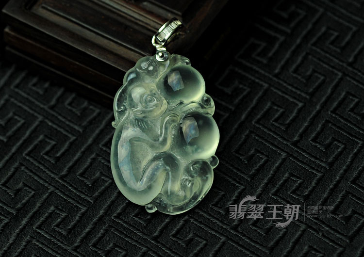 玻璃种强莹光缅甸翡翠灵猴献瑞挂件