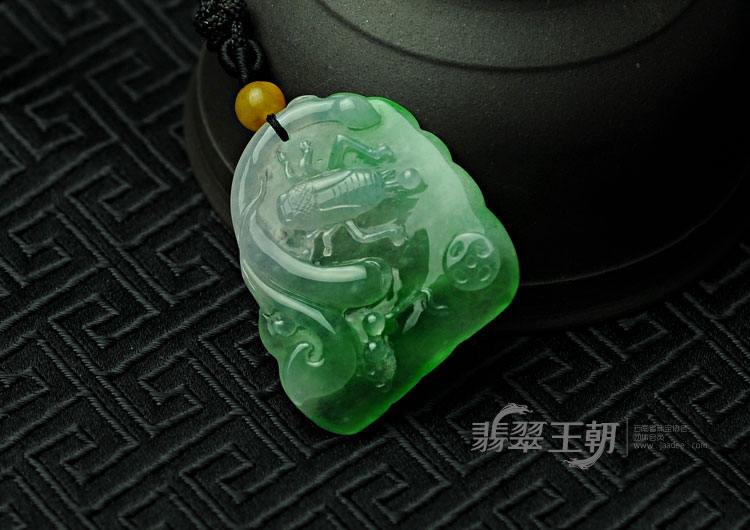 冰种翠色缅甸翡翠富甲天下挂件