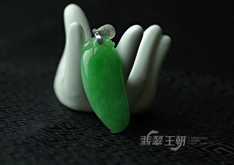 糯冰种正阳绿满绿缅甸翡翠福瓜挂件