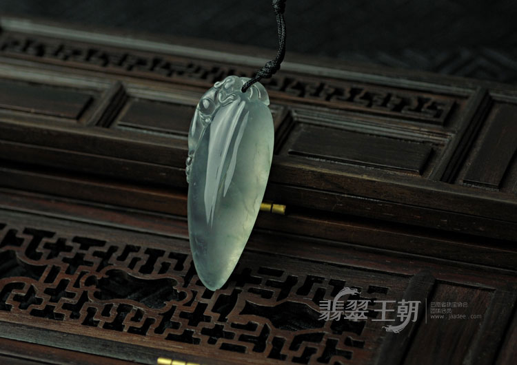 冰玻种飘花缅甸翡翠福瓜挂件