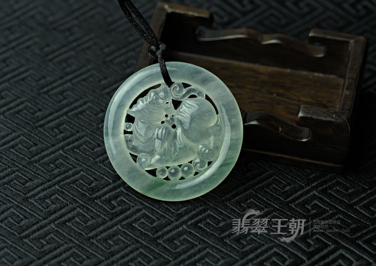 冰玻种飘花缅甸翡翠虎虎生威挂件