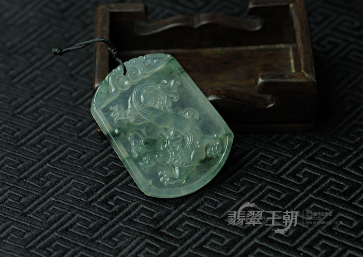 冰玻种飘花缅甸翡翠龙牌挂件