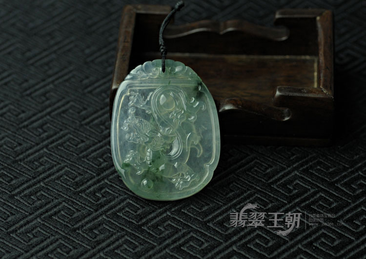 冰玻种飘花缅甸翡翠龙牌挂件