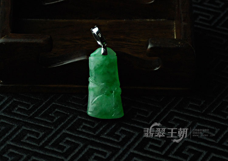 糯冰种翠色缅甸翡翠节节高挂件