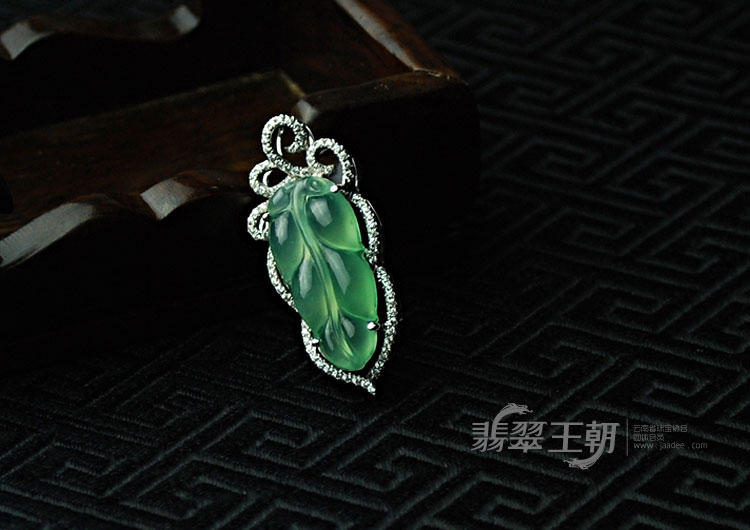 冰玻种晴水包金缅甸翡翠金枝玉叶胸坠