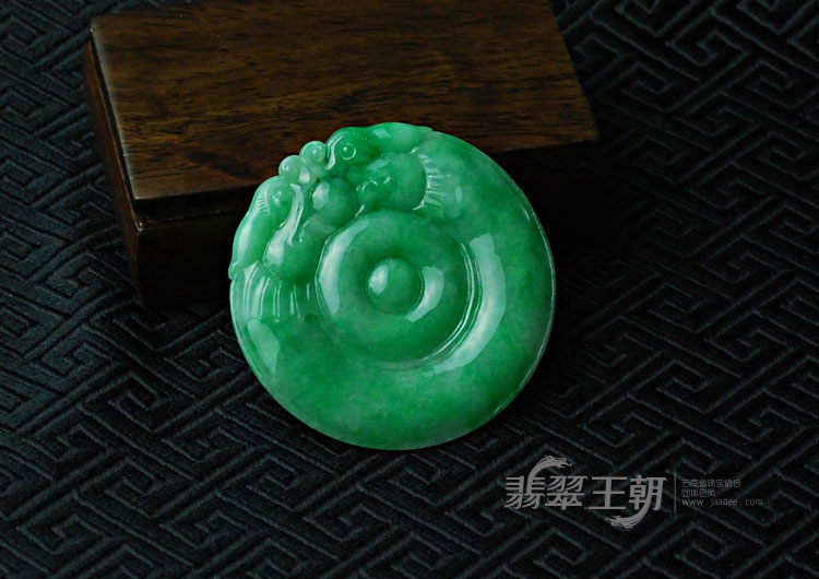 糯冰种阳绿满绿缅甸翡翠双龙戏珠挂件