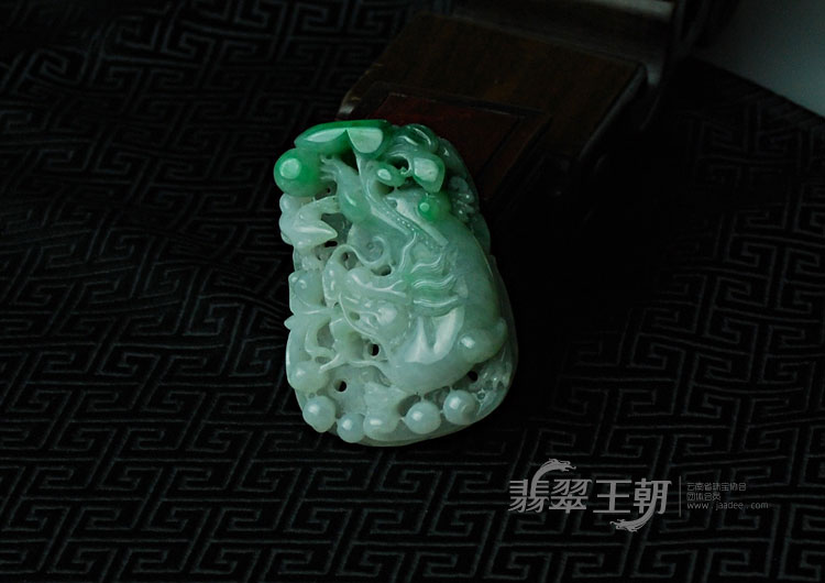 糯冰种翠色缅甸翡翠龙行如意挂件