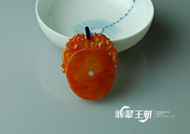 糯冰种红黄翡缅甸翡翠双龙戏珠挂件