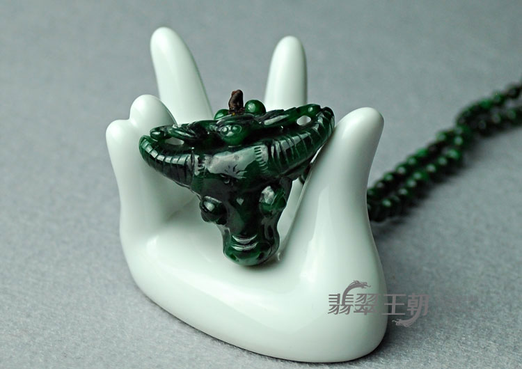细糯种浓绿缅甸翡翠牛头挂件