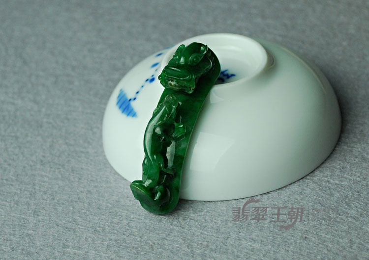 糯冰种浓绿缅甸翡翠龙钩挂件