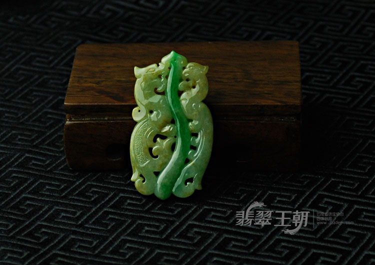 糯冰种黄加绿缅甸翡翠仿古龙凤牌挂件