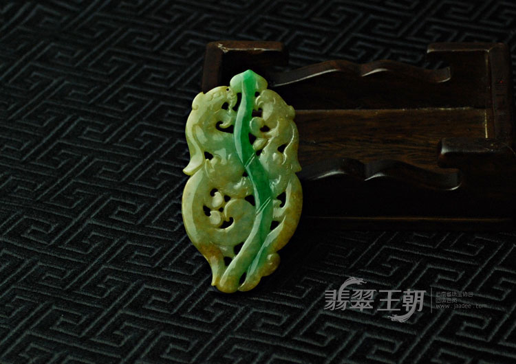 糯冰种黄加绿缅甸翡翠仿古龙凤牌挂件