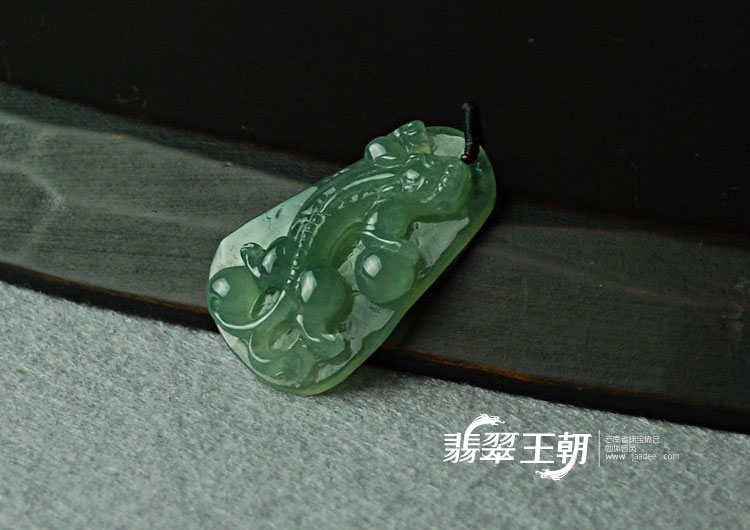 冰种飘花缅甸翡翠龙牌挂件（一对）