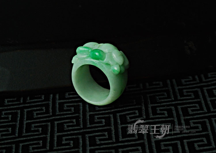 糯冰种翠色缅甸翡翠福寿指环