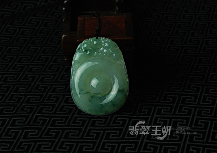 糯冰种飘花缅甸翡翠双龙戏珠挂件