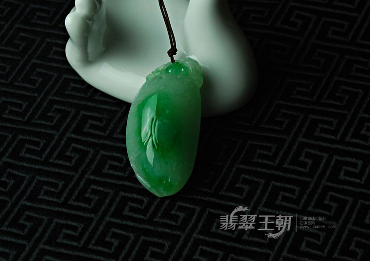 糯冰种正阳绿缅甸翡翠福瓜挂件